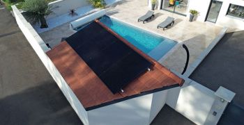Deux exemples d'installation de la solution photovoltaïque PolySolar Energy System pour des piscines 100% autonomes