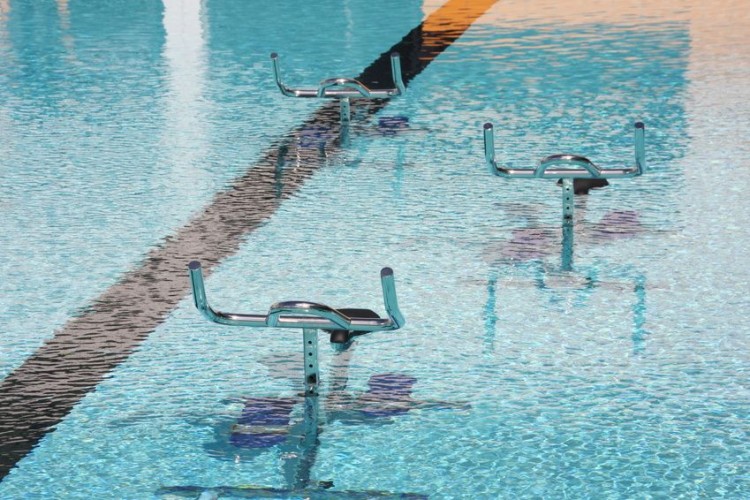 Aquabikes dans piscine collective