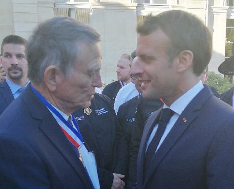 Daniel bonnard et Emmanuel Macron medaille