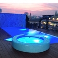 In piscina guardando le guglie del Duomo di Milano