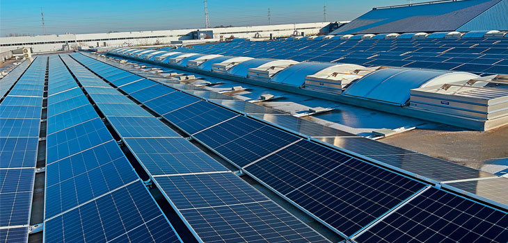 panneaux solaires sur l'usine de production de couvertures de piscine à Geel en belgique