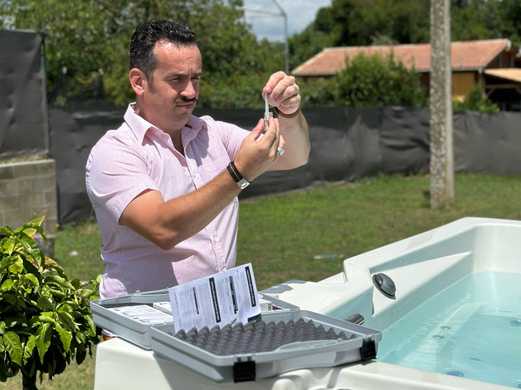 Mathias Werner analyse l'eau d'un spa WFE Piscine formations pisciniers