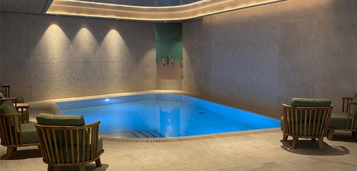 Une piscine intérieure du Brit Hôtel de Limoges