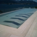 Una piscina que mira hacia el lago Maggiore