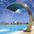 La douche de piscine Cobra, en inox brossé 316Ti, est désormais disponible pour toutes les tailles de bassins