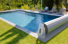 Die automatische Schwimmbadabdeckung BWT Pearl Protect von BWT Pool Products