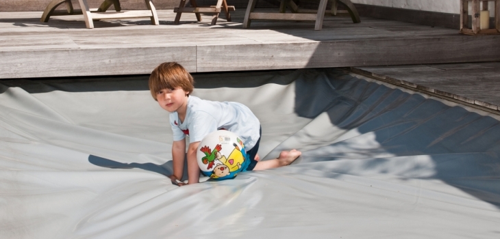 couverture piscine 4 saisons securite enfants jouant dessus position fermee oase