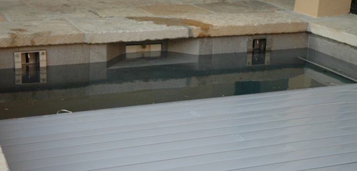 Système de verrouillage automatique pour le volet de piscine d'Aqua Cover