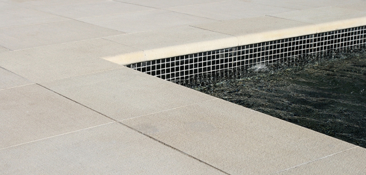 pavimenti in pietra ricostruita piscina Velluto Fabistone