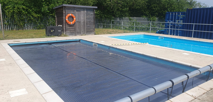 Pool cover with EnergyGuard™ Selective Transmission combined with a heat pump