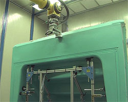 robot complementario destinado al afinado y acabado de las piezas
