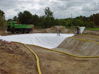 2. krok – Umístění ochranného geotextilního materiálu