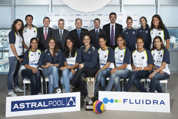campeonas de Europa de waterpolo con los dirigentes de FLUIDRA 