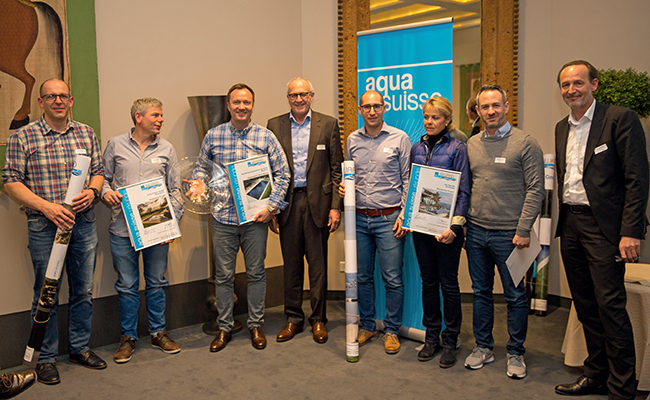 Le vainqueur du Prix aqua suisse, Erich Woodtli (3e en partant de gauche) et les nominÃ©s, lors de la premiÃ¨re prÃ©sentation des aqua suisse Awards, avec le PrÃ©sident Enrico Ravasio (4e en partant de gauche)