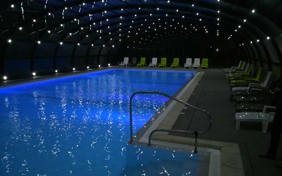 abri de piscine Vegametal avec illumination leds