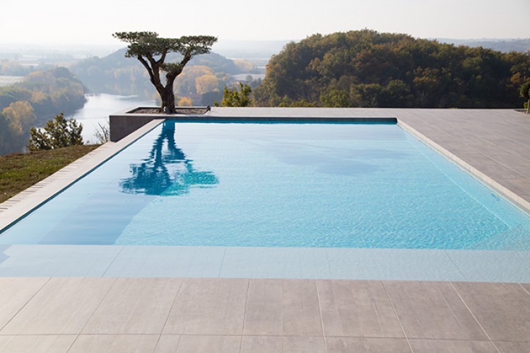 Catégorie Volets de sécurité piscine Abriblue - Concours photos Nextpool 2018 1er prix - volet de piscine Diver/ Abriblue - Quercy Bleu (82)