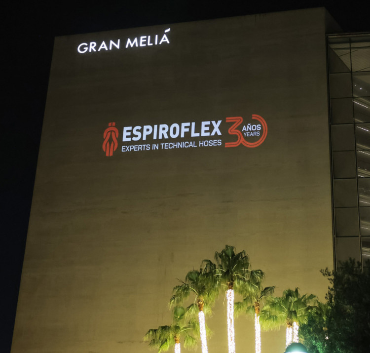 Projection du logo des 30 ans d'Espiroflex sur la façade du Gran Meliá, à Barcelone