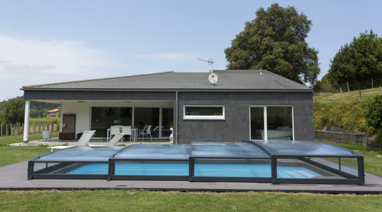 Abri téléscopique bas piscine spécialement dédié aux professionnels partenaires pisciniers offre Abrisud Pro