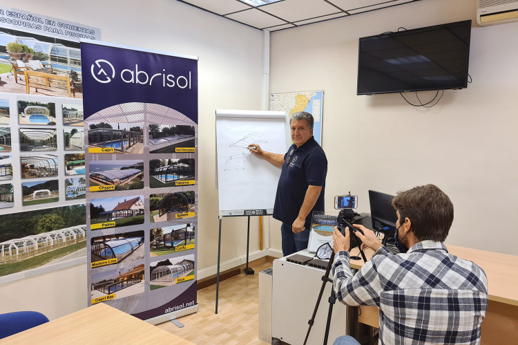 Formations à distance Revendeurs d'abris piscine Abrisol animées par Claude Crouzat