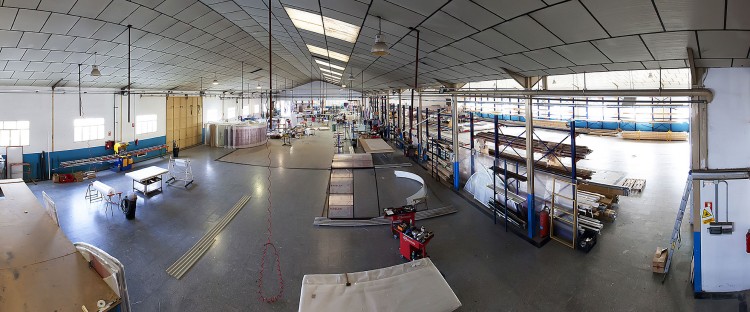 Vue de l'intérieur de l'usine Abrisol pour la fabrication des abris de piscines