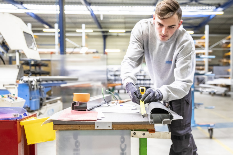 Profilés des abris Abrisud en atelier de production