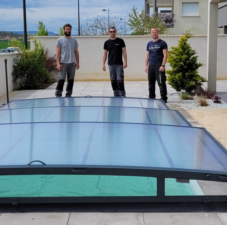 Rêve de Piscine et Julien Duprat pose abris piscine Abrisud