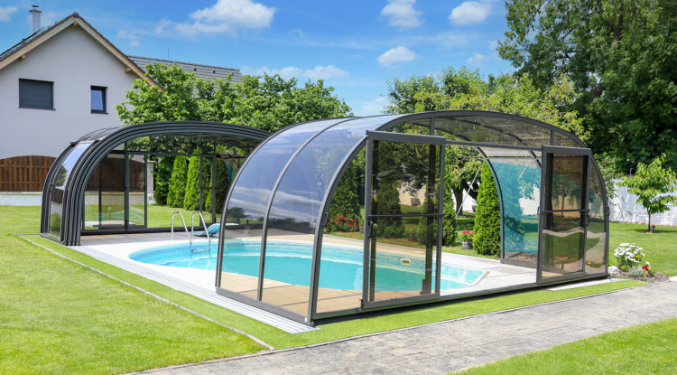 Abri haut télescopique Alukov offrant un confort de baignade toute l'année et un design élégant pour les espaces outdoor