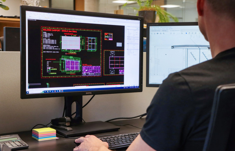 Ingénieur du centre R&D d'Alukov travaillant sur la conception technique d'abris sur mesure et de carports solaires