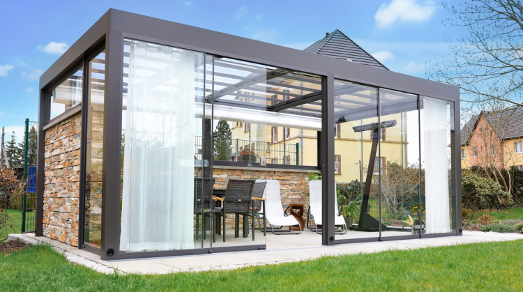 Pergola vitrée moderne Alukov offrant un espace outdoor confortable et lumineux tout au long de l'année