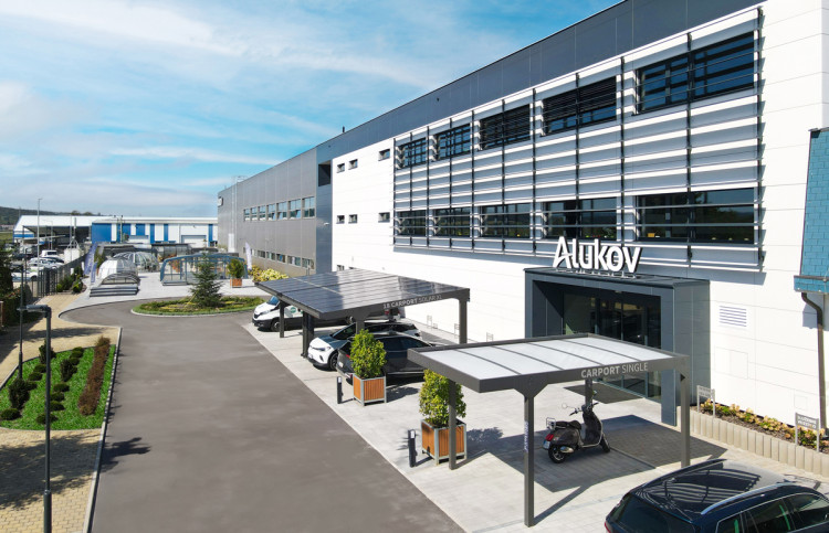 Façade du siège Alukov avec carports solaires, illustrant les solutions outdoor durables et les abris à haute efficacité énergétique