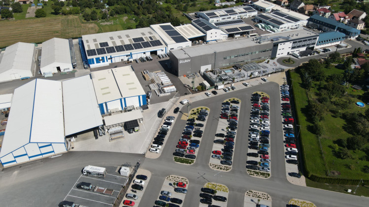 Vue aérienne du principal site de production d'Alukov en République tchèque, équipé de panneaux solaires pour une fabrication durable d'abris sur mesure