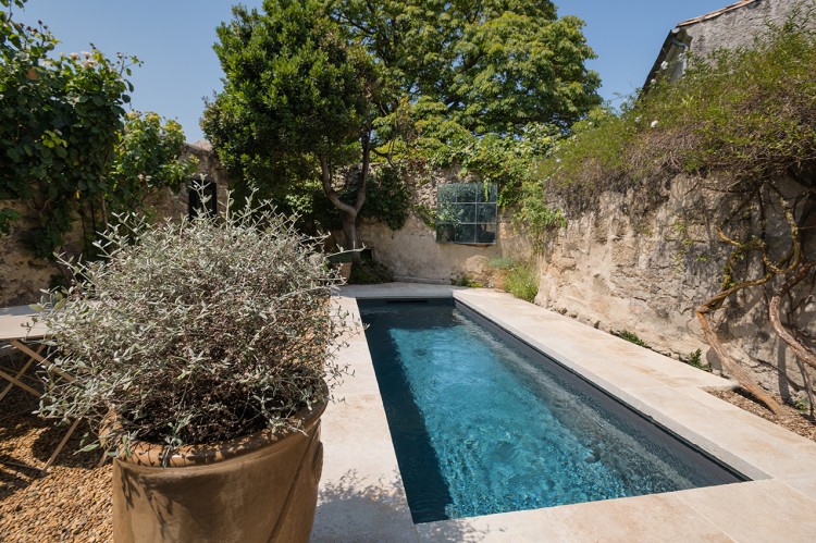 Plus belle réalisation piscine tendance intimiste : Aquilus Uzès