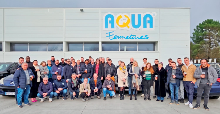 équipe du groupe L.T.F. réunie devant le bâtiment Aqua Fermetures