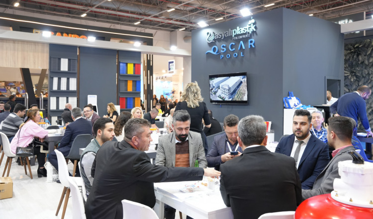 Rencontres et échanges entre professionnels du secteur sur les stands d'AQUAFUN