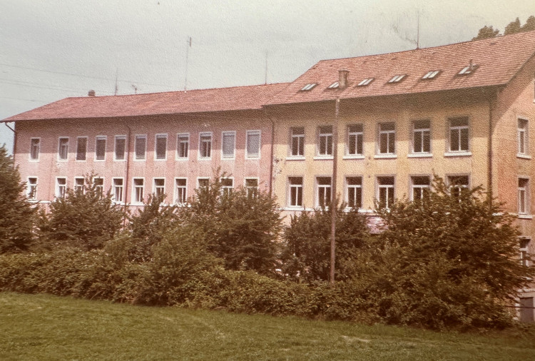 AquaSolar Die erste AS-Zentrale, nachdem das Wohnhaus der Grafs zu klein geworden war