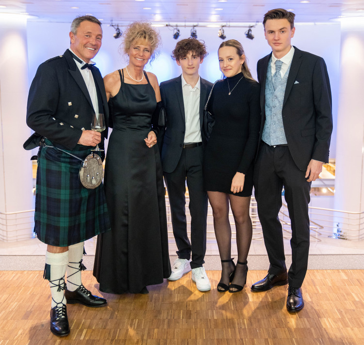 AquaSolar Yvonne und Dominik Graf, die zweite AS-Generation, mit ihren Kindern Mia, Flurin und Andrin