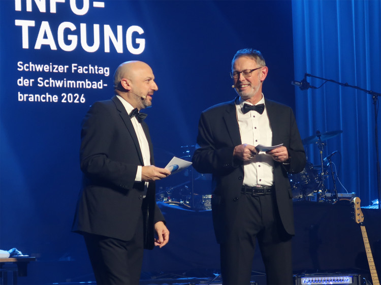 Yves Burgener und Domenico Conte w&uuml;rdigten die Leistung der Familie Graf im Namen der gesamten AS-Gemeinschaft AquaSolar