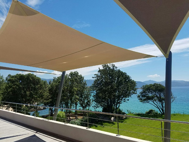 Catégorie Voiles - Concours photos Nextpool 2018 2e prix - Voiles d'ombrage LOV Vision attribué à Bâche Diffusion Balagne