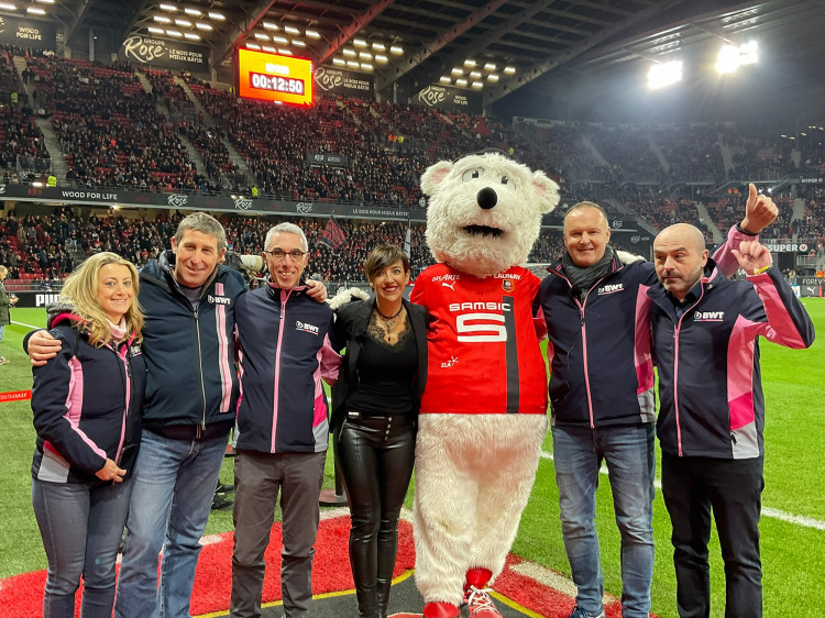 L'équipe BWT Pool Products avec la mascotte du Stade Rennais