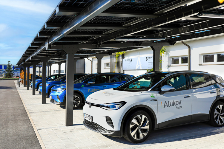 Carport solaire Alukov avec voitures électriques en recharge