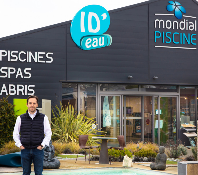 Alain Wagner posant devant le showroom ID'Eau Piscines et Spas dans la Drome à Portes-Lès-Valence