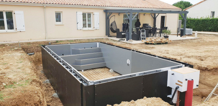 Construction d'une piscine Unibéo panneaux polypropylene