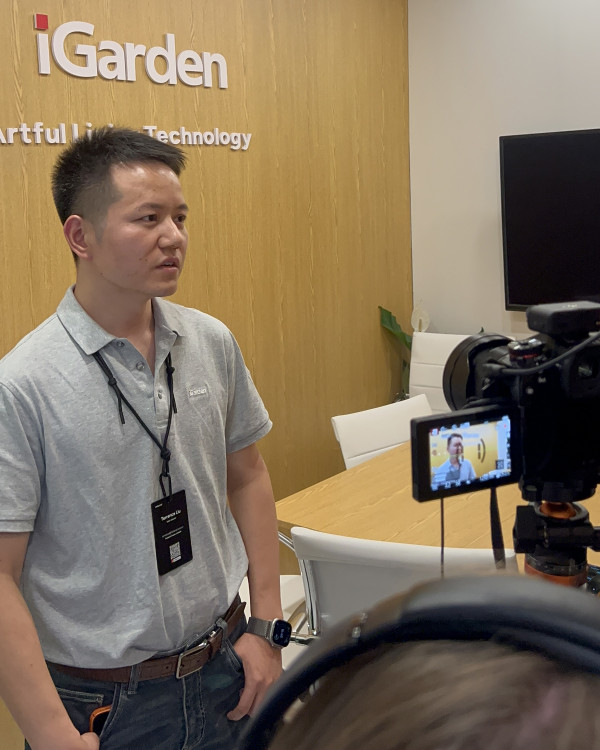 Making-off de l'interview de Terrence Liu sur le stand de Fairland à Piscina Barcelona 2025