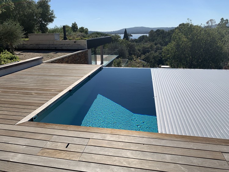 Couverture automatique sur piscine à débordement