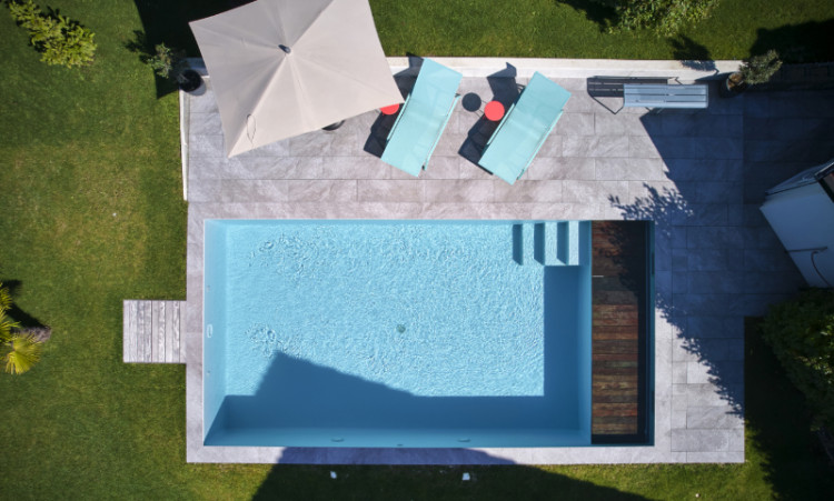 Pool Diving, la couverture automatique à caillebotis immergés