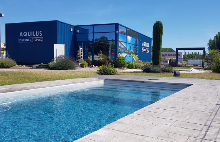 Vous souhaitez installer votre magasin de piscine dans une zone géographique exclusive en devenant concessionnaire, contactez dès maintenant Aquilus Piscines & Spas