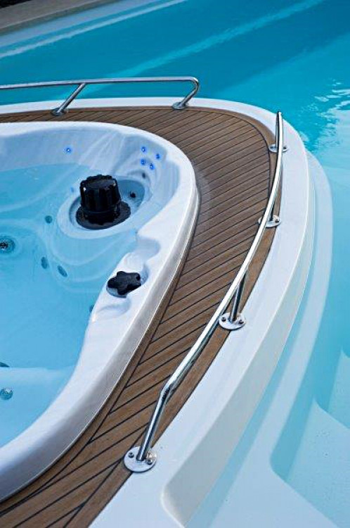 Balustre en inox et pont du spa sur une Yacht Pool de Compass Ceramic Pool