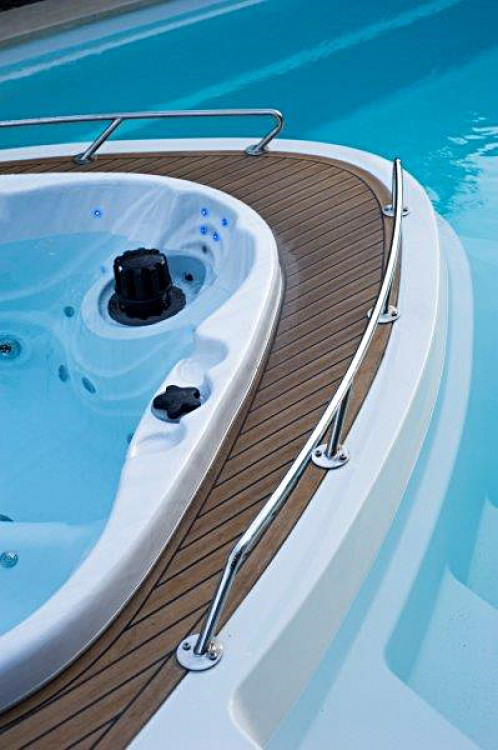 Balustre et pont du spa sur une Yacht Pool Balustre en inox et pont du spa sur une Yacht Pool de Compass Ceramic Pool