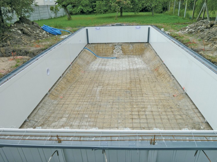 Concept 100 % béton plein avec des panneaux auto-raidissants en PVC vierge extrudé Concept 100 % béton plein avec des panneaux auto-raidissants en PVC vierge extrudé