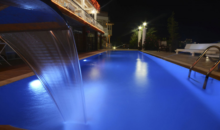Piscine &eacute;clair&eacute;e avec cascade et projecteurs LED SEAMAID